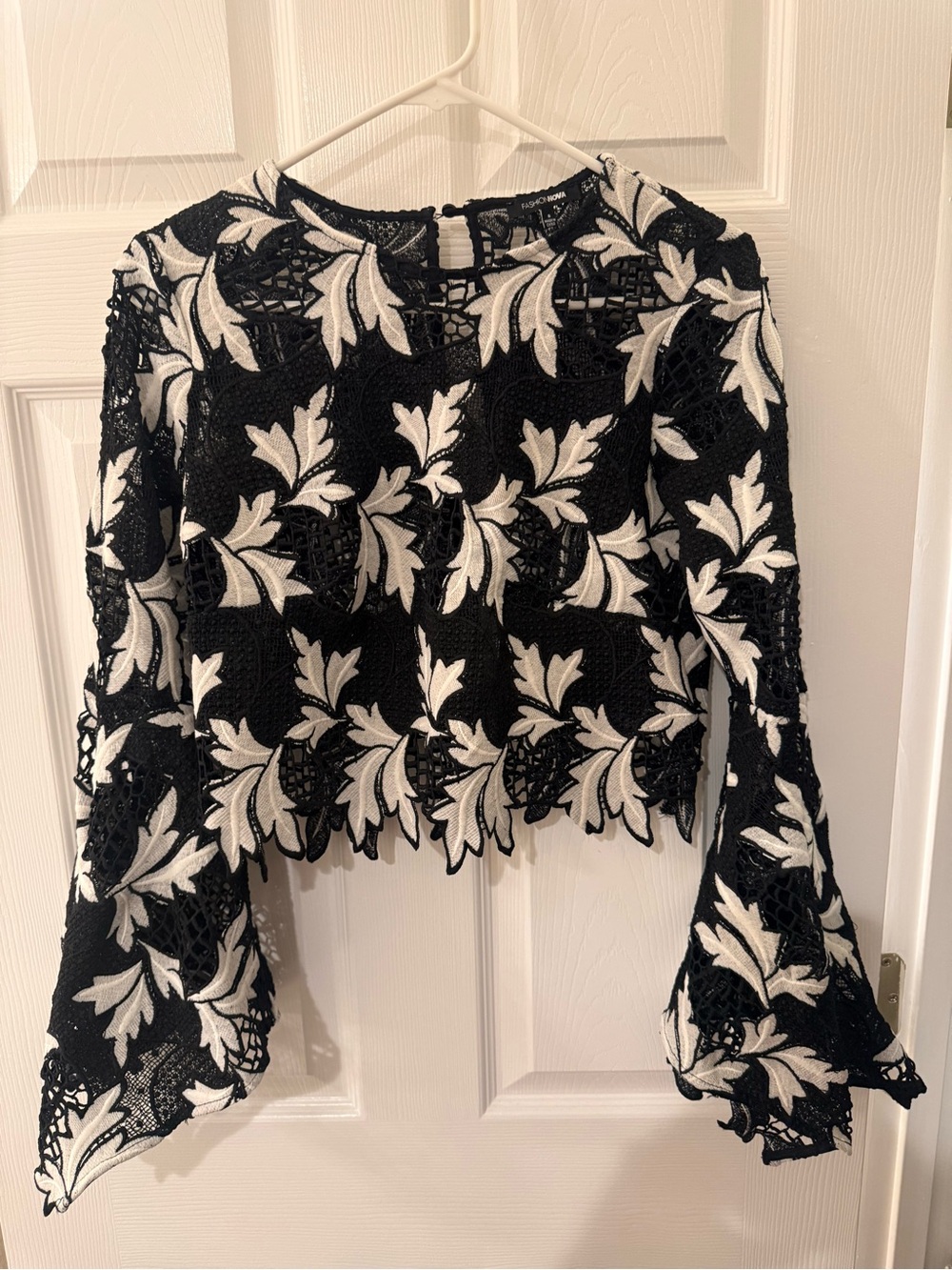 Black & White Floral Lace Long-Sleeve Crop Top - Picture 3 of 10